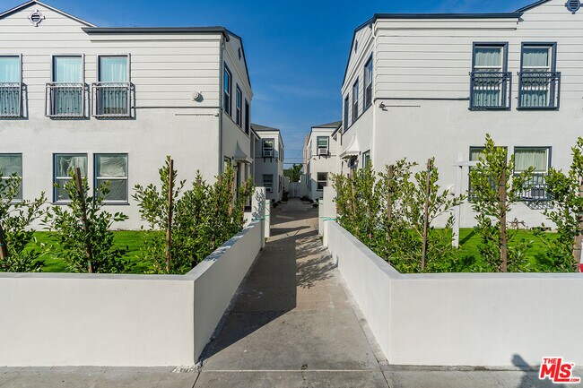 Photo - 837 N Alfred St Condo