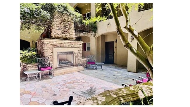 Courtyard - 13200 Moorpark St Unit 204