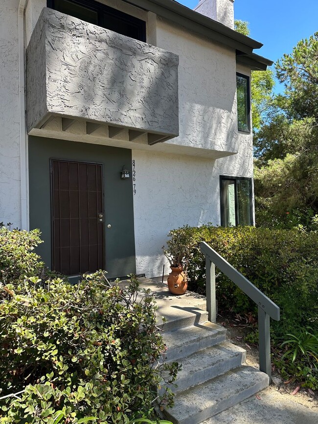 Building Photo - LA JOLLA - 2 Br + Den, Private End Unit To... Rental