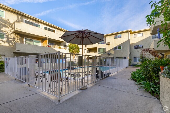 Pool - Oak Tree Apartments