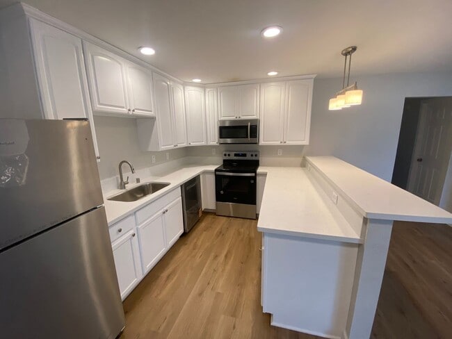 3 Bed, 2 Bath First Floor Condo in Central... - 3 Bed, 2 Bath First Floor Condo in Central... Unit 3