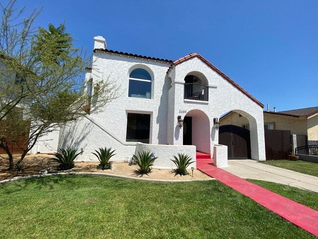 Building Photo - Charming Spanish 3 Bedroom Available!