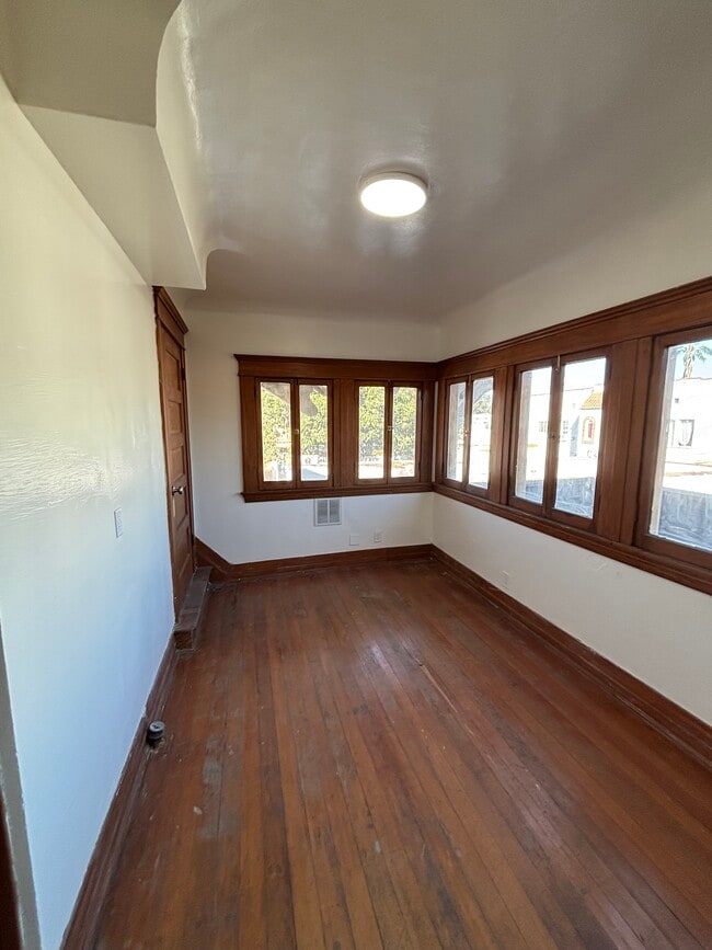 Photo - 2618 Kenwood Ave