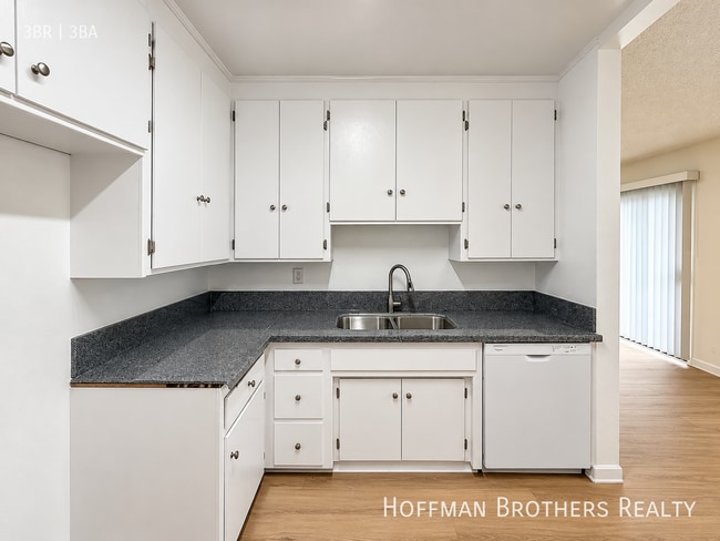 Photo - 6035 Whitsett Ave Unit 208