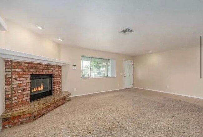 Photo - 633 W 5th St