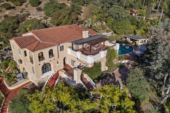 Building Photo - 2856 Glendower Ave