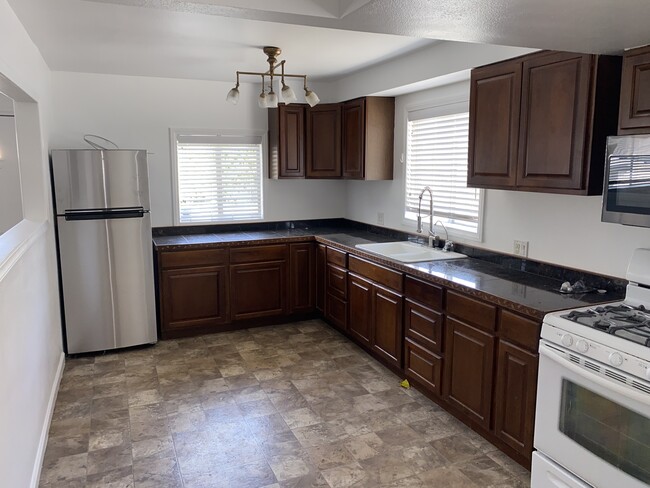 Beautiful Kitchen - 2108 Marshallfield Ln Unit A of Triplex