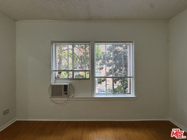 Building Photo - 920 S Hobart Blvd Unit 210 Rental