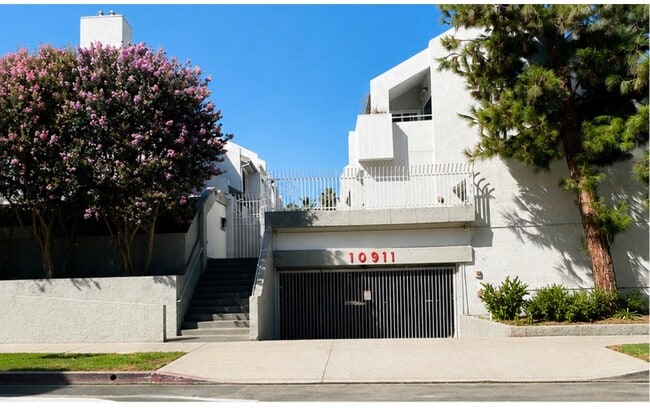 Building Photo - 10911 Bluffside Dr Unit 22
