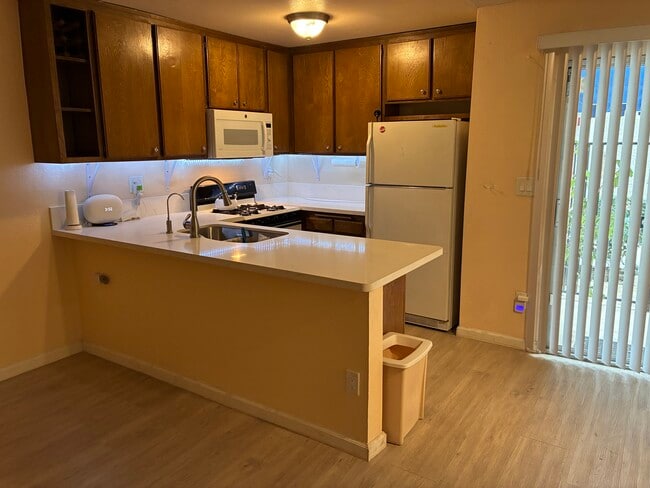 Building Photo - 18530 Hatteras St Unit 108