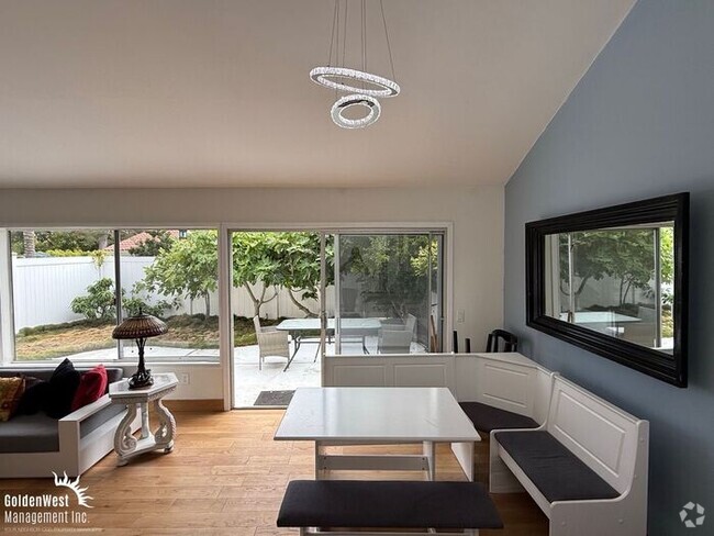 Building Photo - Modern 3Bdm 3Ba with Bonus Room Coastal Ho... Rental
