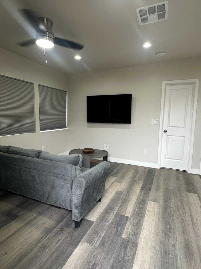 Photo - 4760 Voltaire St