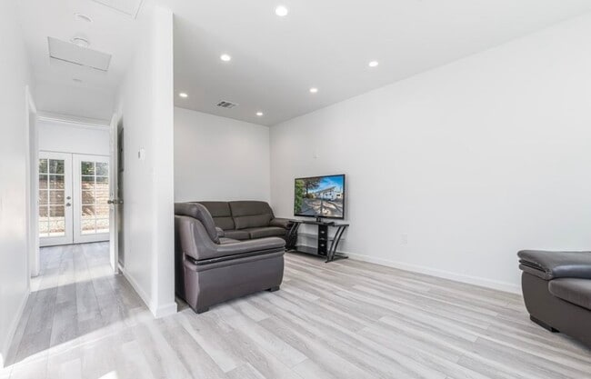 Photo - 6511 Clybourn Ave Unit 6513