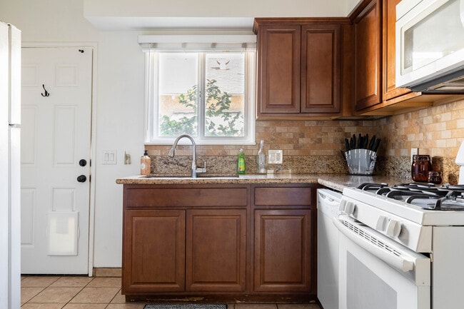 12415 1/2 Chandler Blvd - 12415 1/2 Chandler Blvd Apartment Unit A
