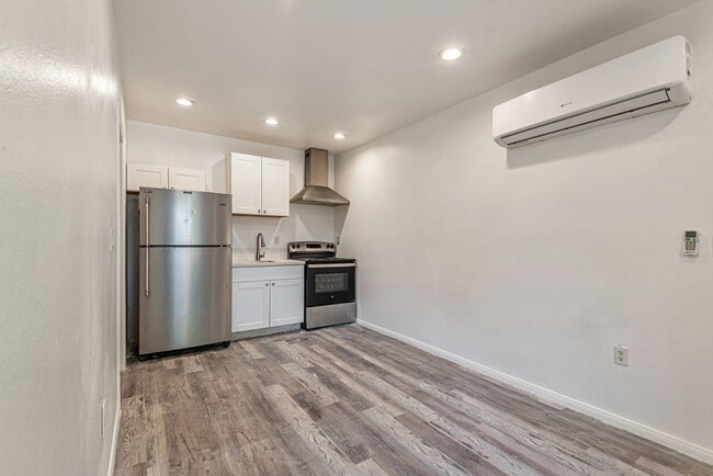 Photo - 849 W 43rd St Apartments