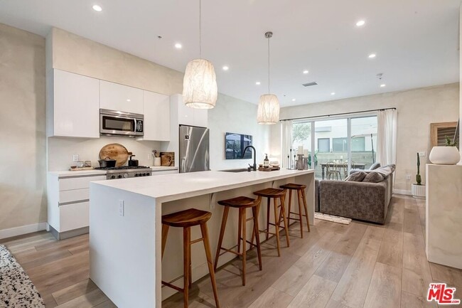 Building Photo - 957 Figueroa Terrace Unit 321