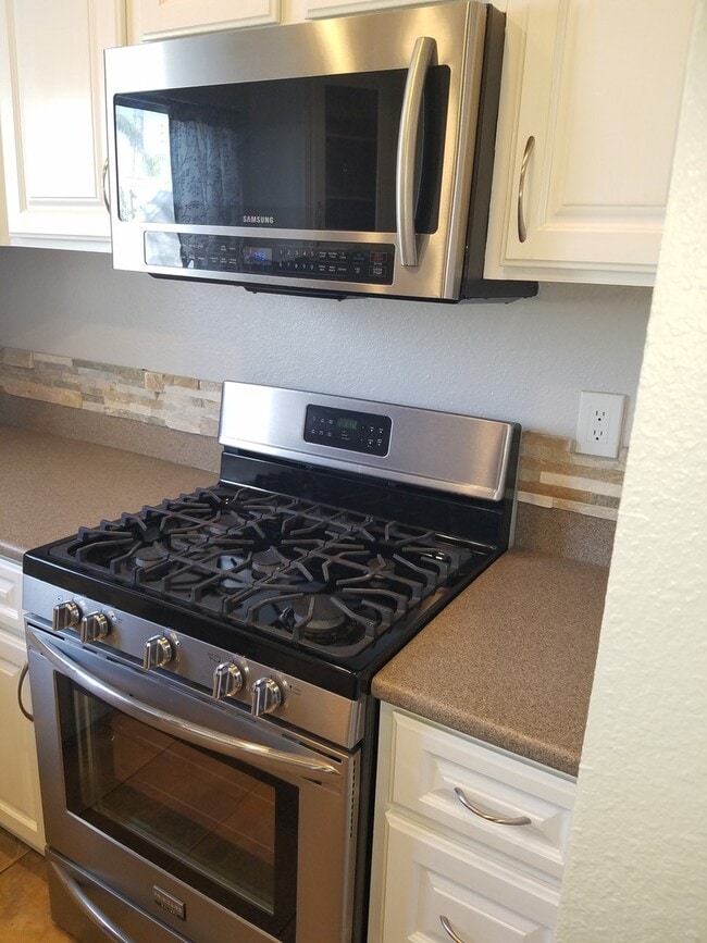 Building Photo - Gorgeous 2 bed 2 bath nestled in heart of Mission Viejo