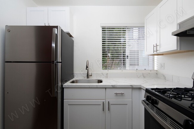 Building Photo - *OPEN HOUSE: 9/17 11:30AM-1PM* Gorgeous 2B... Unit 05