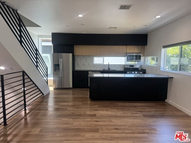 Building Photo - 5638 Woodman Ave Rental