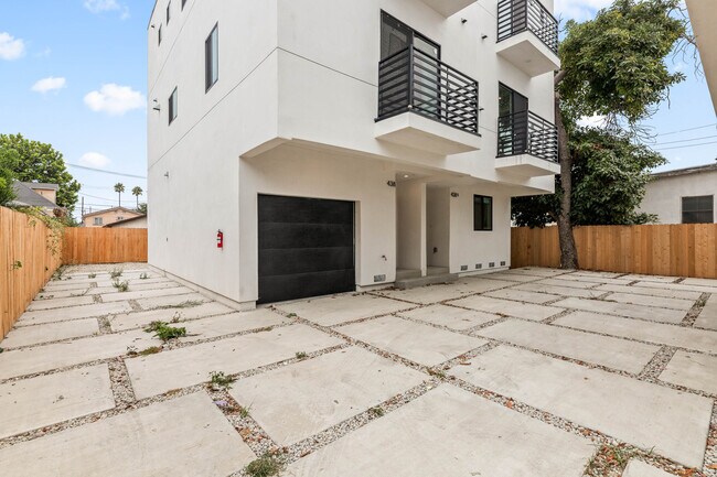 Photo - 438 E 28th St