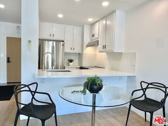 Photo - 999 N Doheny Dr Unit 904
