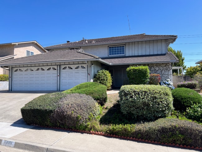 Building Photo - 4 Bedroom Home 3 Car Garage with Fenced Ya...