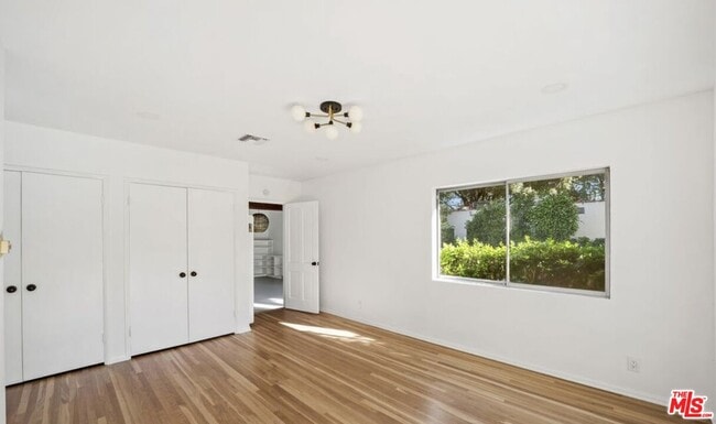 Photo - 15440 Dickens St