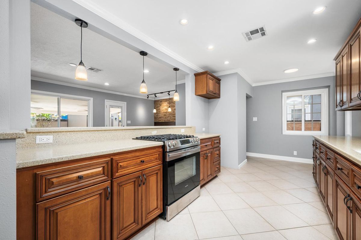 Photo - 5818 Woodruff Ave