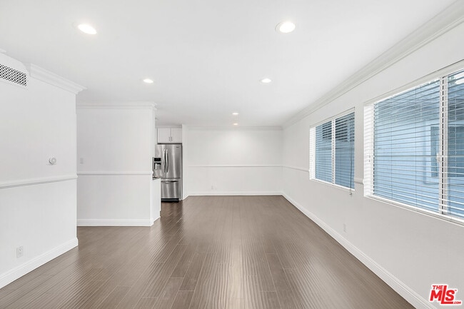 Photo - 18619 Collins St Unit F19
