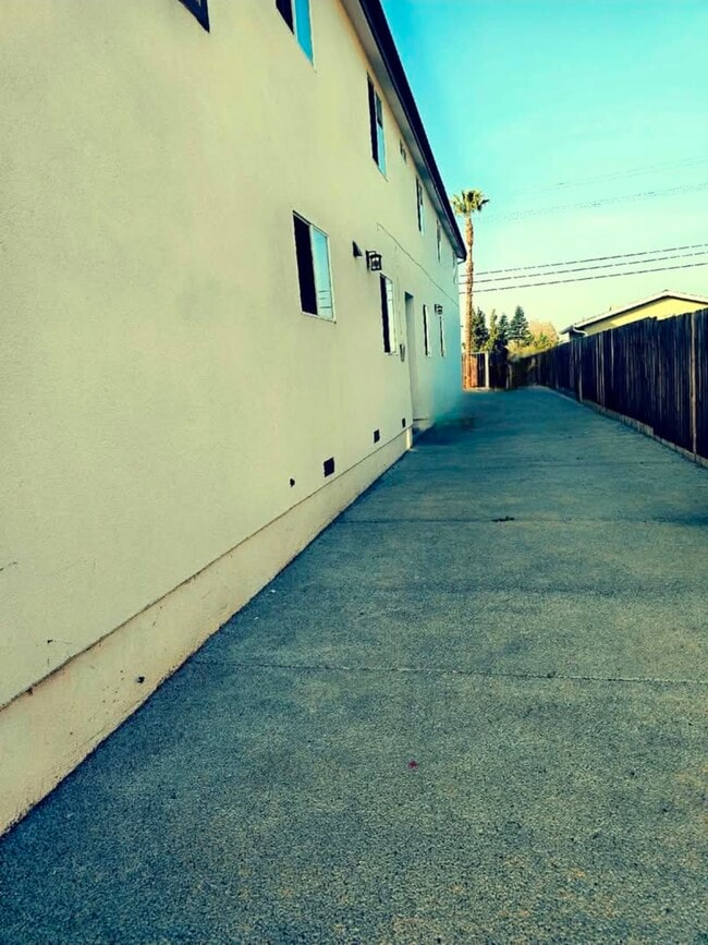 Building Photo - 329 E 116th Pl