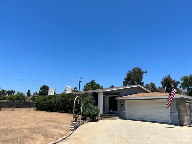 Building Photo - RURAL CHARM ON TOP OF THE HILLS IN VISTA Rental