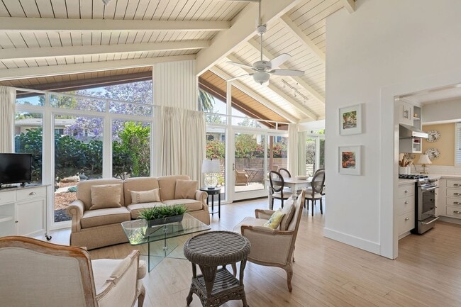 Building Photo - Beautifully updated two bedroom two bath in the heart of Santa Barbara!