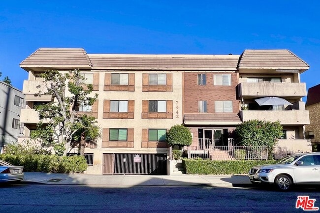 Building Photo - 7442 Hazeltine Ave Unit 204