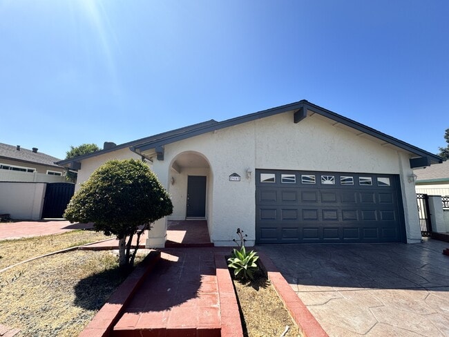 Building Photo - 916 Avenida Ysidora