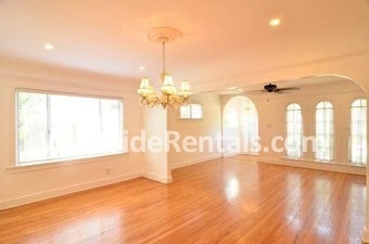 Building Photo - 1020 Havenhurst Dr Unit 1020