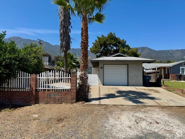 Building Photo - Nice 2 Bedroom Home with Large Backyard an...
