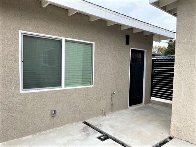 Building Photo - WONDERFUL NEWER STUDIO UNIT IN QUIET LONG BEACH NEIGHBORHOOD