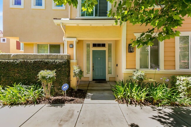 Building Photo - Paseo del Sol Charmer with Private Yard and Community Pool