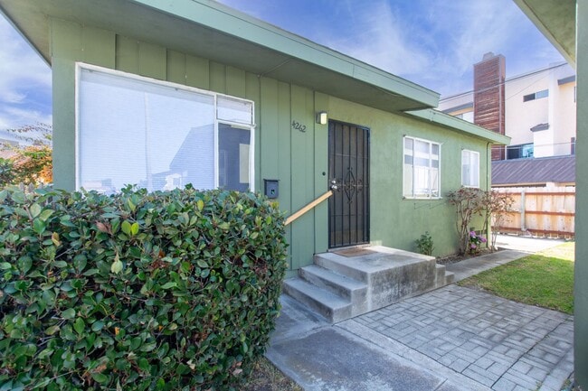 Building Photo - Spacious 2 bedroom / 1 bath home in Pacific Beach / Crown Point!