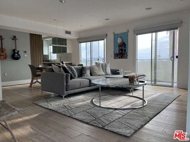 Building Photo - 932 N Alfred St Unit PH1