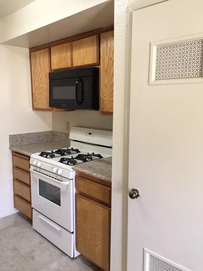 Photo - 472 S El Molino Ave Unit #10