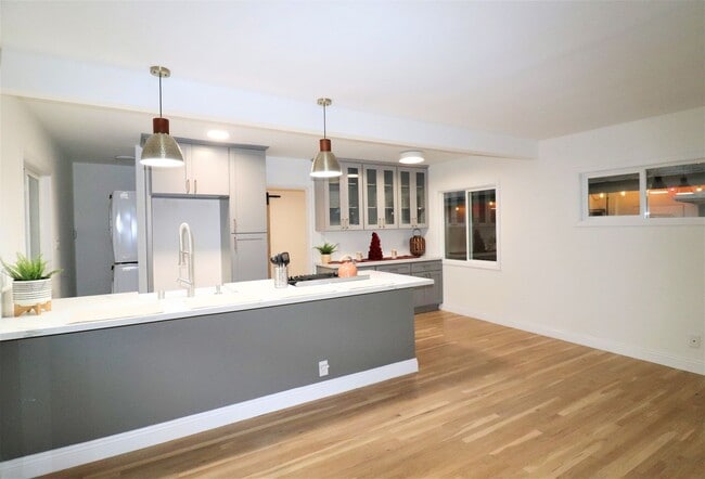 Building Photo - 1230 N Hollywood Way Unit A