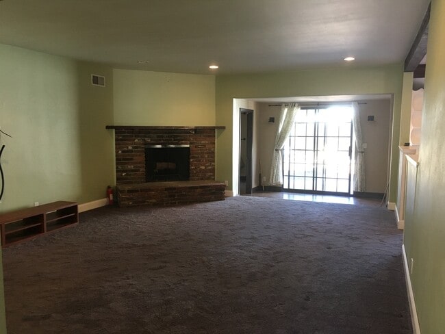 Photo - Spacious three bedroom one and half bath house in Sunland!