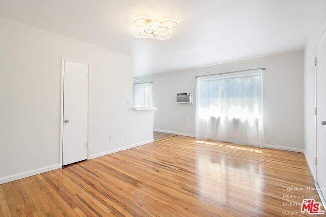 Photo - 6640 Woodman Ave Unit 6