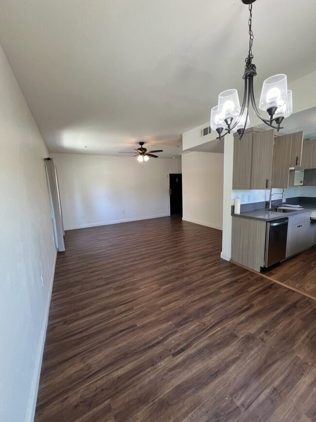 Photo - 14655 Vanowen St