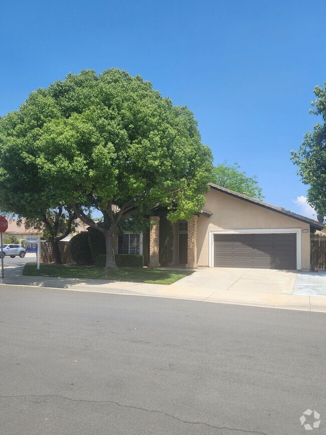 Building Photo - Beautiful 4 Bedroom 2 Bathroom House in Be...