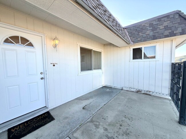 Photo - 55+ community-Move-in Ready 2 Bedroom 2 Bath Sun City Home!