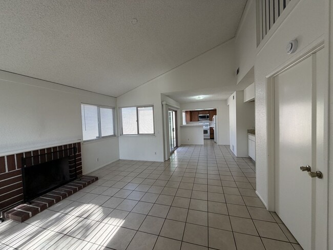 Photo - Redlands Townhouse in Great Complex 2+ 1.5 AVAILABLE NOW