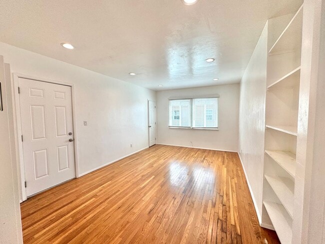 Building Photo - An apartment with character! Hardwood floo... Unit 4422