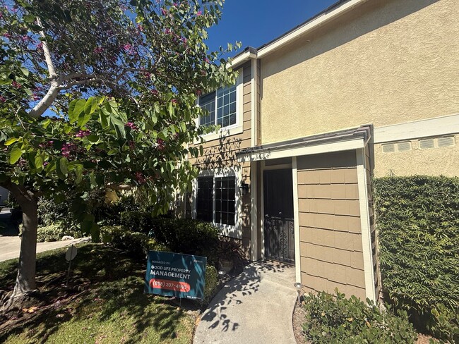 Building Photo - Beautiful 2B/2.5BA Townhouse in Carmel Val...